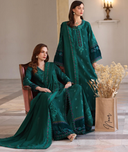 Load image into Gallery viewer, NOOR  | PASHMINA WINTER SHAWL | EMERALD REVERIE